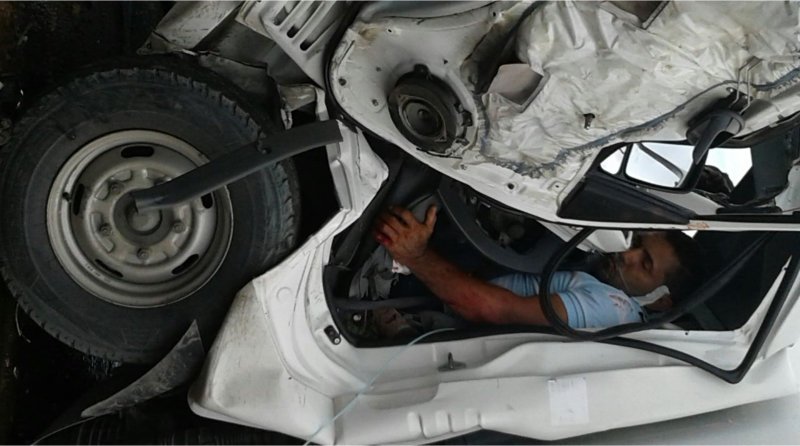 Quedó aprisionado en la cabina del furgón después de colisionar con otro vehículo en la vía Ciénaga – Barranquilla