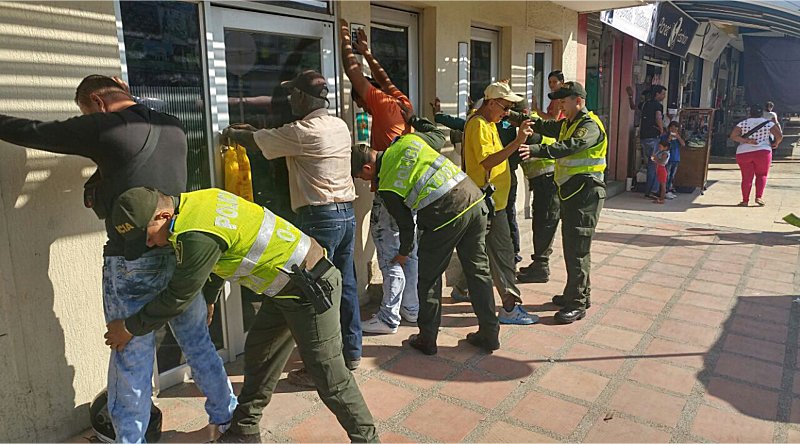 Toma sorpresa de la Policía a bancos de Ciénaga