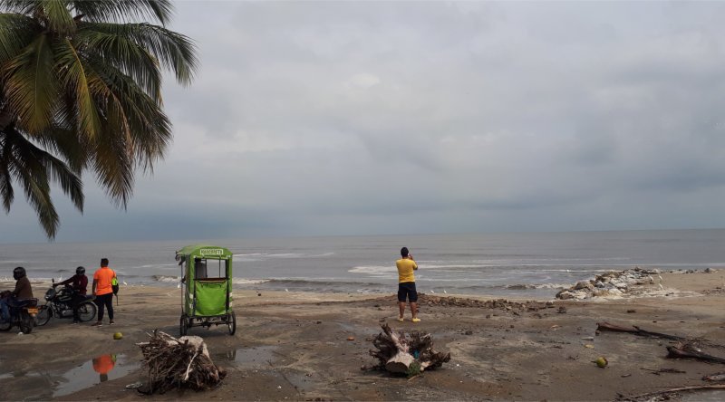Alarma en playas de Ciénaga por gran ola que entró por la carrera 5 del barrio Miramar