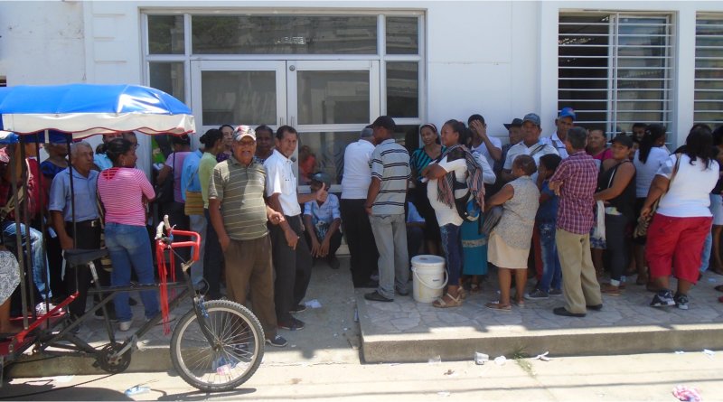 Pensionados protestan por las largas esperas a las que son sometidos en el Banco Agrario de Ciénaga