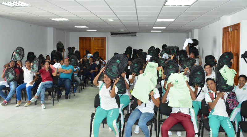 Infotep entrega uniformes y morrales a bachilleres beneficiados con proyecto de Articulación