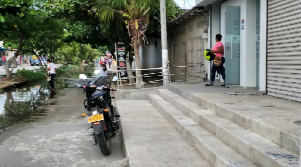 Peatones en peligro, baranda en la Nueva EPS invade el espacio público