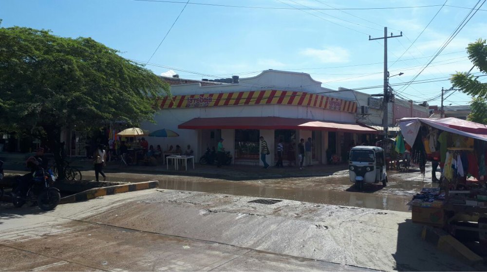 A plena luz del día atracan a drogas La Rebaja de la calle 16 en Ciénaga
