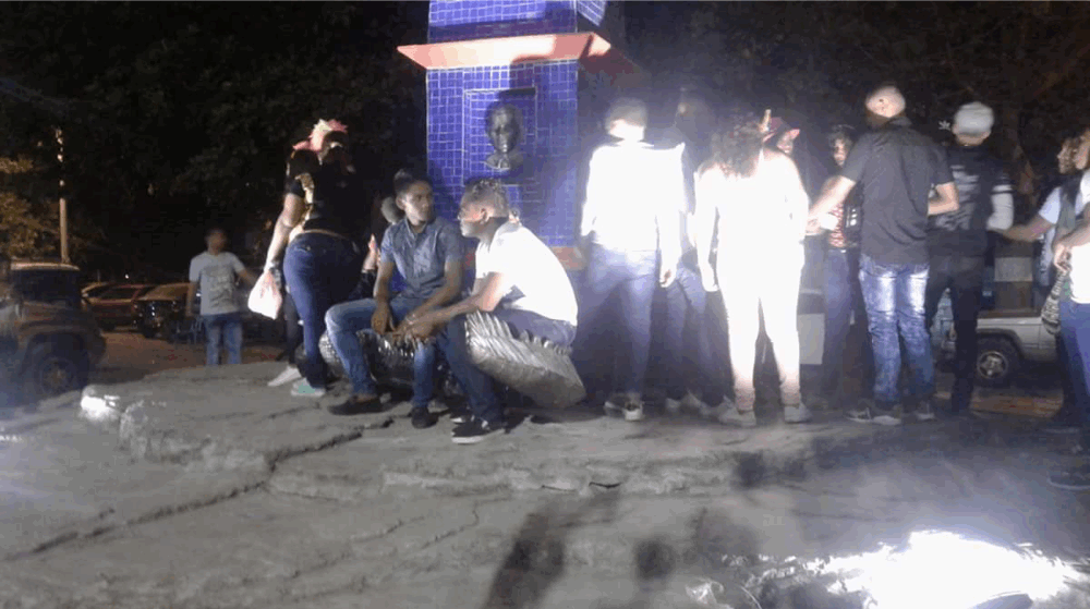 En la Lupa/Caimanes del  monumento “Ciénaga Universal” utilizados como bancas para sentarse