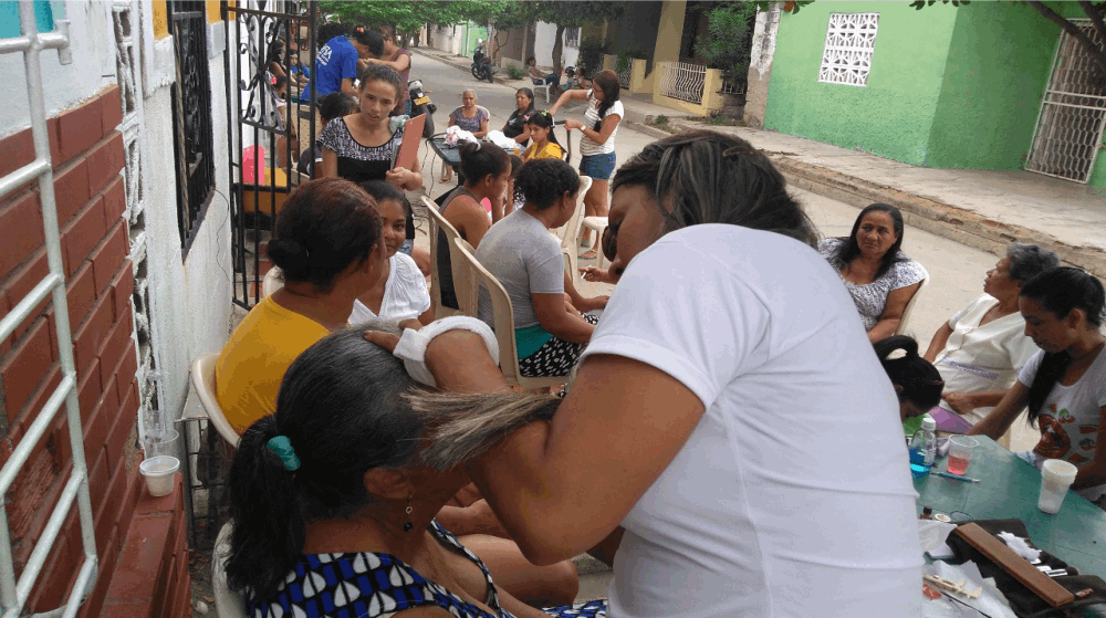 Junta de acción comunal del barrio París “embellece” a mujeres del sector