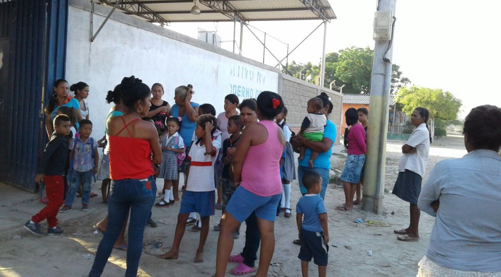 Sin aseadora sede 5 del Liceo Moderno, padres de familia no permiten ingreso de estudiantes