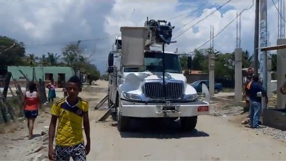 Retienen vehículo de Electricaribe en la calle 33 con carrera 23 por falta de energía eléctrica
