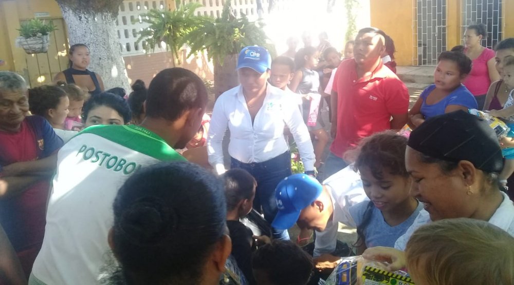 Contratista de la cancha “Brisas del Mar” lideró entrega de regalos a niños en el sector