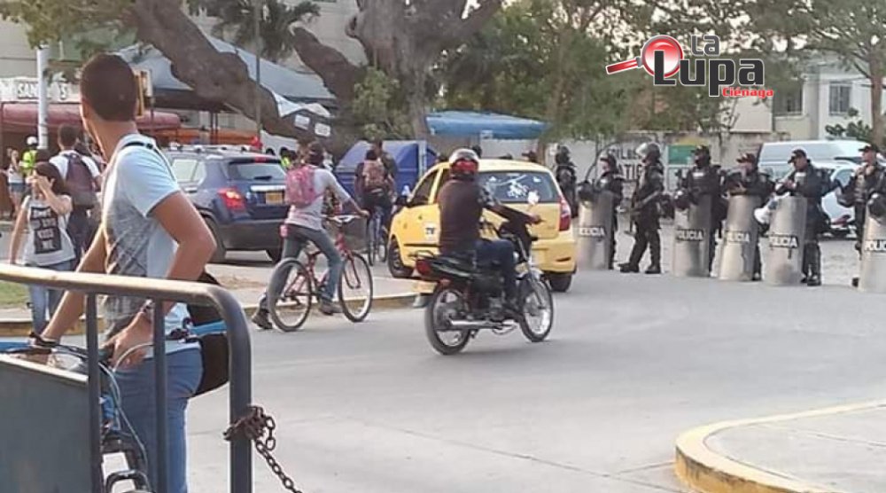 Policía hizo operativos pro espacio público ‘anti-empanadas’ en la entrada de Unimagdalena