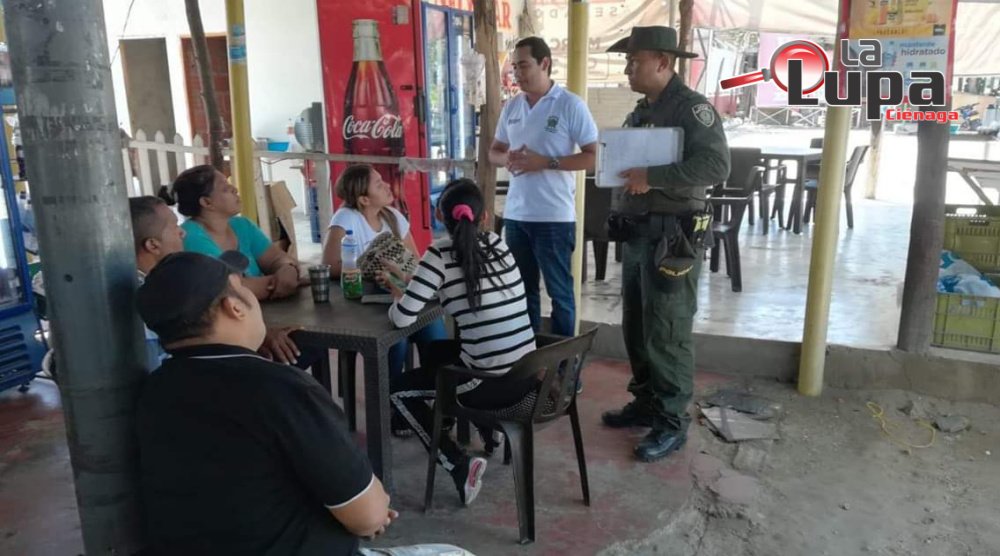Medio Ambiente y Policía Ambiental sensibilizan sobre residuos sólidos y reciclaje en “La Frutera” de Ciénaga