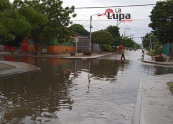 Calle 21 con carrera 6, barrio Córdoba, convertida en piscina olímpica con las primeras gotas de lluvia