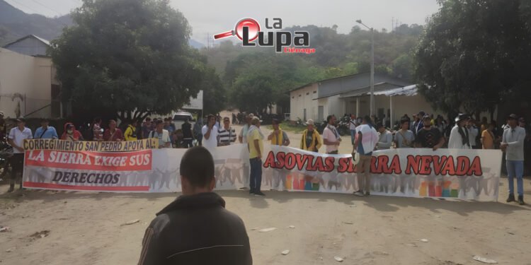 Plantón de líderes y comunidad de la sierra: exigen explicaciones en torno a proyecto de placas huellas