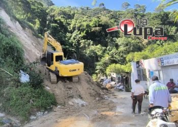 Deslizamiento de tierra bloquea vía en San Pedro De La Sierra: Alcaldía actúa con maquinaria.
