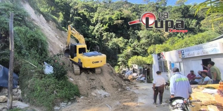 Deslizamiento de tierra bloquea vía en San Pedro De La Sierra: Alcaldía actúa con maquinaria.