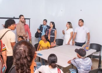 Gobernación del Magdalena toma medidas para abordar presunto desplazamiento masivo de personas que llegaron este miércoles, 13 de noviembre, a las instalaciones de la Casa por la Paz y la Vida, manifestando falta de atención por parte de personerías municipales