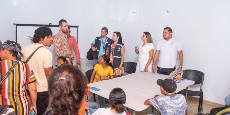 Gobernación del Magdalena toma medidas para abordar presunto desplazamiento masivo de personas que llegaron este miércoles, 13 de noviembre, a las instalaciones de la Casa por la Paz y la Vida, manifestando falta de atención por parte de personerías municipales