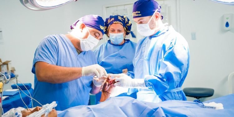 Gobierno departamental exalta trabajo del Hospital Julio Méndez Barreneche, donde 49 niños y niñas con quemaduras y malformaciones, provenientes de tres departamentos, fueron operados por organización internacional